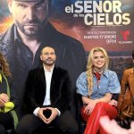 El elenco de la octava temporada de la telenovela "El Señor de los Cielos", Marisela González (i), Rafael Amaya (2-i), Isabella Castillo (2-d) e Iván Arana (d) posan para EFE durante una entrevista realizada el 8 de enero en Los Ángeles, California (EEUU). EFE/Alicia Civita