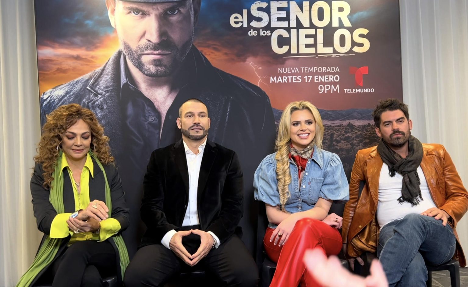 El elenco de la octava temporada de la telenovela "El Señor de los Cielos", Marisela González (i), Rafael Amaya (2-i), Isabella Castillo (2-d) e Iván Arana (d) posan para EFE durante una entrevista realizada el 8 de enero en Los Ángeles, California (EEUU). EFE/Alicia Civita