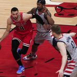 Fotografía de archivo en la que se registró a Zach LaVine (i), escolta de los Bulls de Chicago, quien aportó 41 puntos, de ellos once triples, en el triunfo a domicilio de su equipo 112-126 sobre los Sixers de Filadelfia. EFE/Tannen Maury