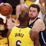 Fotografía de archivo en la que se registró a Luka Doncic (d), base estrella de los Mavericks de Dallas, y a LeBron James, figura destacada de los Lakers de Los Ángeles, durante un partido de la NBA, en el Crypto.com Arena, en Los Ángeles (California, EE.UU.) EFE/Etienne Laurent