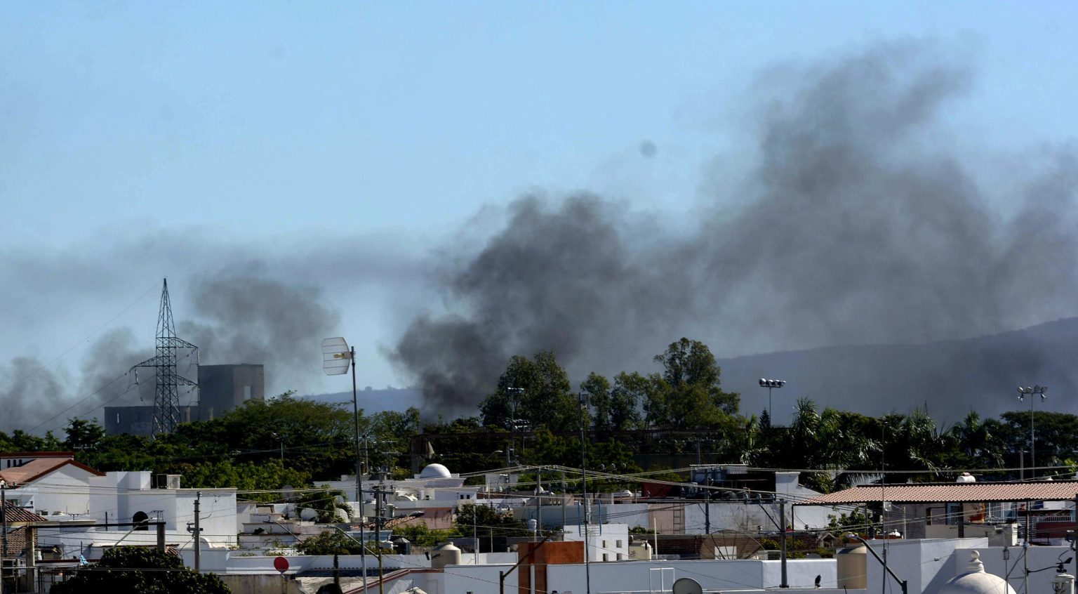 Fotografía del humo provocado hoy tras los enfrentamientos de fuerzas federales con grupos armados, en la ciudad de Culiacán, estado de Sinaloa (México). EFE/Juan Carlos Cruz