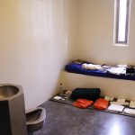 Fotografía de archivo de una de las celdas de la prisión militar para supuestos terroristas en la base naval de Guantánamo. EFE/Jorge A. Bañales