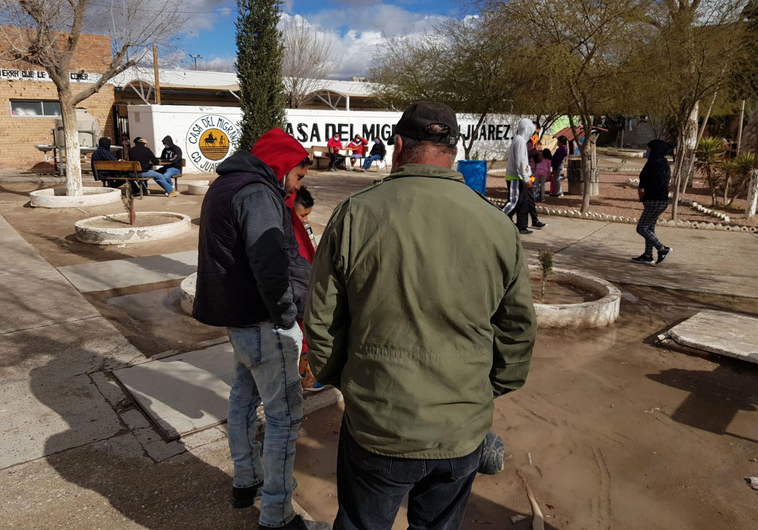 Un grupo de migrantes permanecen en un albergue el 6 de enero de 2023, en la fronteriza Ciudad Juárez, estado de Chihuahua (México). EFE/ Luis Torres