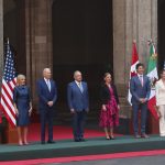 El primer ministro de Canadá, Justin Trudeau (2d); su esposa Sophie Grégoire (d); el presidente mexicano, Andrés Manuel López Obrador (c-i); su esposa,  Beatriz Gutiérrez Müller (c-d); el presidente estadounidense Joe Biden (2i), y la primera dama estadounidense Jill Biden (i), posan juntos durante su encuentro en el Palacio Nacional, hoy, previo a su cumbre de líderes en Ciudad de México (México). EFE/ José Méndez