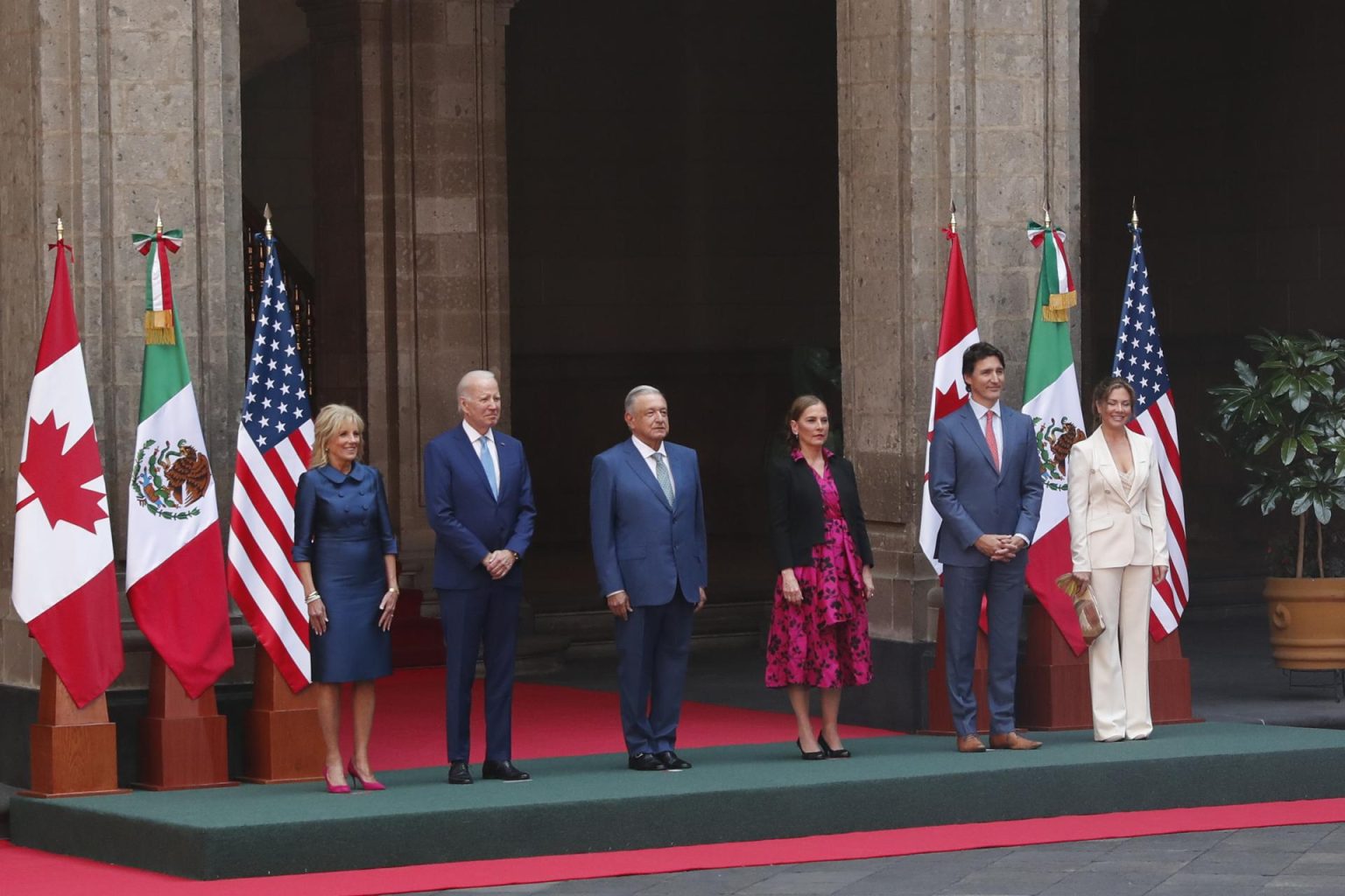 El primer ministro de Canadá, Justin Trudeau (2d); su esposa Sophie Grégoire (d); el presidente mexicano, Andrés Manuel López Obrador (c-i); su esposa,  Beatriz Gutiérrez Müller (c-d); el presidente estadounidense Joe Biden (2i), y la primera dama estadounidense Jill Biden (i), posan juntos durante su encuentro en el Palacio Nacional, hoy, previo a su cumbre de líderes en Ciudad de México (México). EFE/ José Méndez