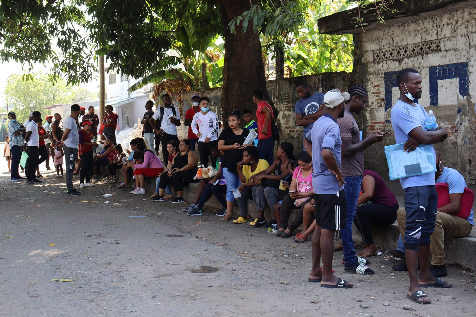 Migrantes de origen haitiano hacen fila para tramitar papeles migratorios hoy, en la fronteriza Tapachula, Chiapas (México). EFE/Juan Manuel Blanco