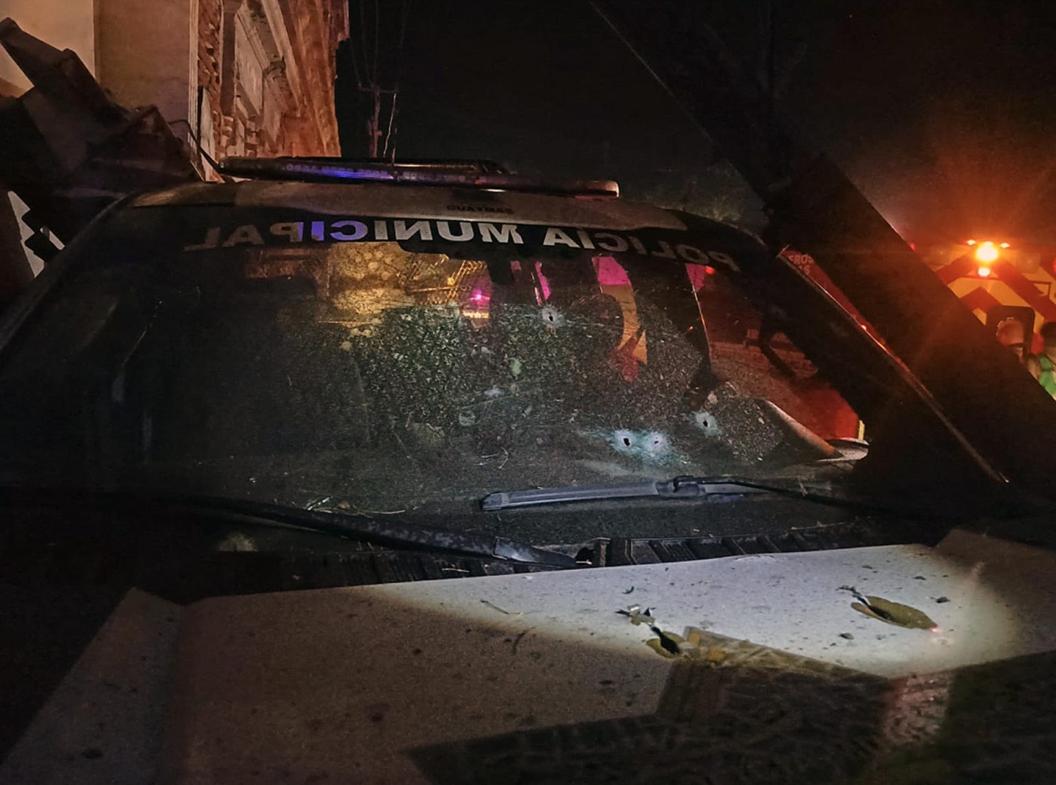 Fotografía de un vehículo de la policía baleado durante un ataque a personal de seguridad hoy, en la ciudad de Guaymas, estado de Sonora (México). EFE/Daniel Sánchez