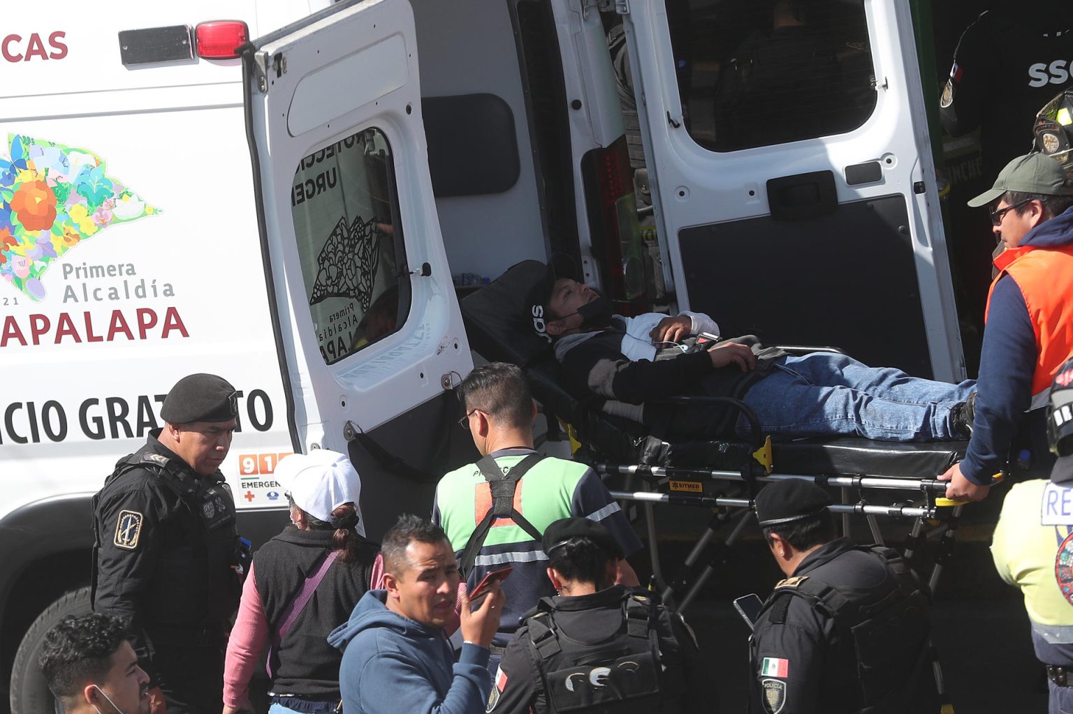 Miembros de los servicios de emergencia trasladan a un herido, tras un choque por alcance de vagones en un túnel de la Línea 3 del metro hoy, en la Ciudad de México (México). EFE/Sáshenka Gutiérrez.