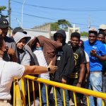 Personal del Instituto Nacional de Migración (INM) ordena una fila de migrantes que buscan su regularización migratoria hoy, en Tapachula, estado de Chiapas (México).  EFE/Juan Manuel Blanco