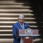 El presidente de México, Andrés Manuel López Obrador, ofrece declaraciones hoy, en el Palacio Nacional en Ciudad de México (México). EFE/ José Méndez