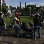 Fotografía de archivo de migrantes salvadoreños que descansan en la Plaza El Salvador del Mundo, en San Salvador (El Salvador). EFE/Rodrigo Sura