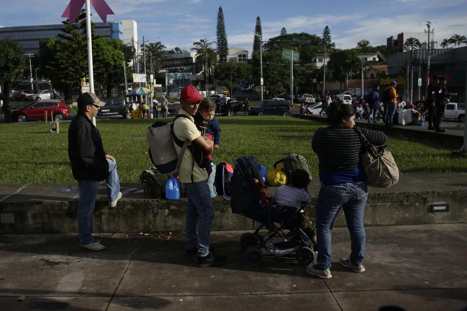 Fotografía de archivo de migrantes salvadoreños que descansan en la Plaza El Salvador del Mundo, en San Salvador (El Salvador). EFE/Rodrigo Sura