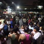 Migrantes hacen fila para recibir alimentos hoy, en la ciudad de Tapachula, estado de Chiapas (México).  EFE/Juan Manuel Blanco