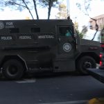 Fotografía del camión blindado que supuestamente transporta hoy, a Ovidio Guzmán al penal del Altiplano, en Ciudad de México (México). EFE/Sáshenka Gutiérrez