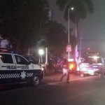 Miembros de la Policía Estatal resguardan la zona donde se registró un ataque armado la madrugada de hoy, en el estado de Veracruz (México). EFE/ Miguel Victoria MÁXIMA CALIDAD DISPONIBLE