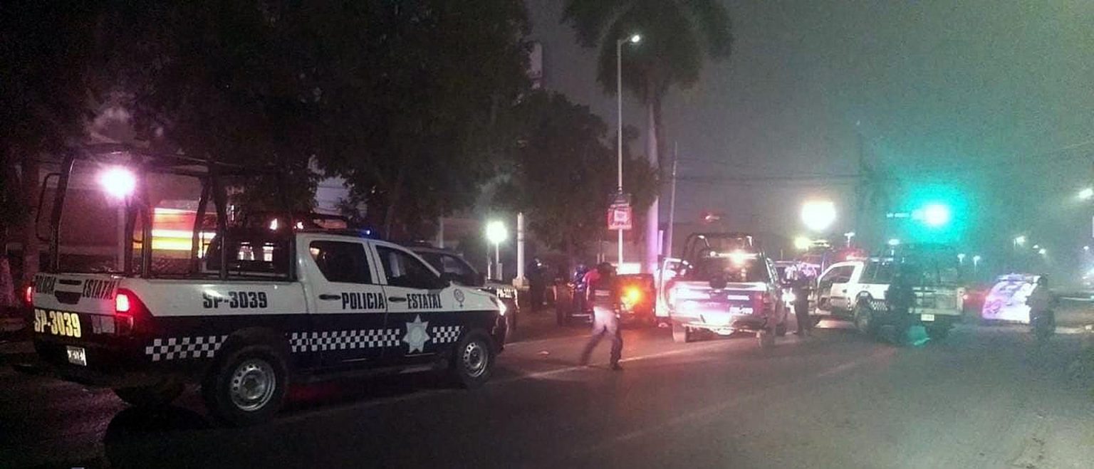 Miembros de la Policía Estatal resguardan la zona donde se registró un ataque armado la madrugada de hoy, en el estado de Veracruz (México). EFE/ Miguel Victoria MÁXIMA CALIDAD DISPONIBLE