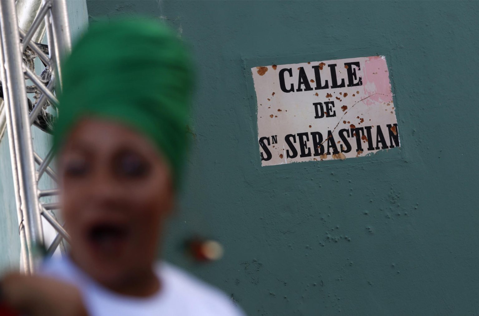 Una mujer posa hoy, frente a la calle San Sebastián en San Juan, Puerto Rico. EFE/Thais Llorca