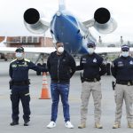 Fotografía de archivo de policía de Interpol Colombia que presenta a Alexánder Montoya Úsuga (c), primo de Dairo Antonio Úsuga David, conocido como "Otoniel" y máximo jefe de la banda criminal Clan del Golfo, en Bogotá. Las autoridades colombianas extraditaron a Estados Unidos a Alexánder Montoya Úsuga, así como a Yamith Picón Rodríguez y Henry Trigo, integrantes de la guerrilla del Ejército de Liberación Nacional (ELN). EFE/ Mauricio Dueñas Castañeda