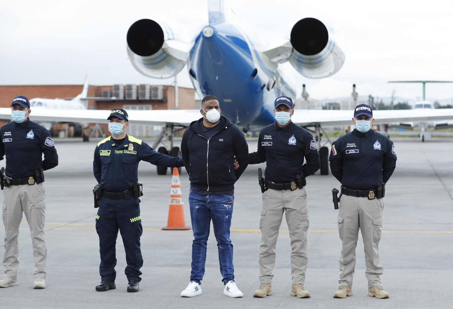 Fotografía de archivo de policía de Interpol Colombia que presenta a Alexánder Montoya Úsuga (c), primo de Dairo Antonio Úsuga David, conocido como "Otoniel" y máximo jefe de la banda criminal Clan del Golfo, en Bogotá. Las autoridades colombianas extraditaron a Estados Unidos a Alexánder Montoya Úsuga, así como a Yamith Picón Rodríguez y Henry Trigo, integrantes de la guerrilla del Ejército de Liberación Nacional (ELN). EFE/ Mauricio Dueñas Castañeda