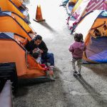 Migrantes centroamericanos permanecen en el interior del albergue Movimiento Juventud 2000 el 5 de enero de 2023 en la fronteriza Tijuana, Baja California (México). EFE/Joebeth Terriquez