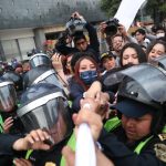 Mujeres forcejean con miembros de la Policía Femenil hoy, en Ciudad de México (México). EFE/ Sáshenka Gutiérrez