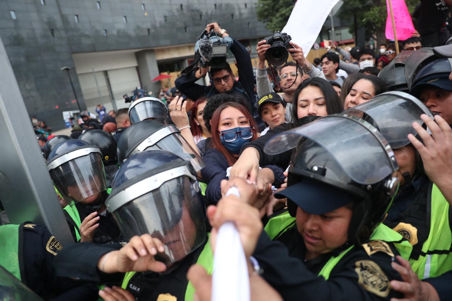 Mujeres forcejean con miembros de la Policía Femenil hoy, en Ciudad de México (México). EFE/ Sáshenka Gutiérrez