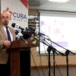 El analista e historiador Juan Antonio Blanco habla durante la primera conferencia de prensa de la recién creada entidad Cuba Siglo 21, hoy, en la Universidad Humbolt en Miami, Florida (EE.UU.). EFE/ Ana Mengotti