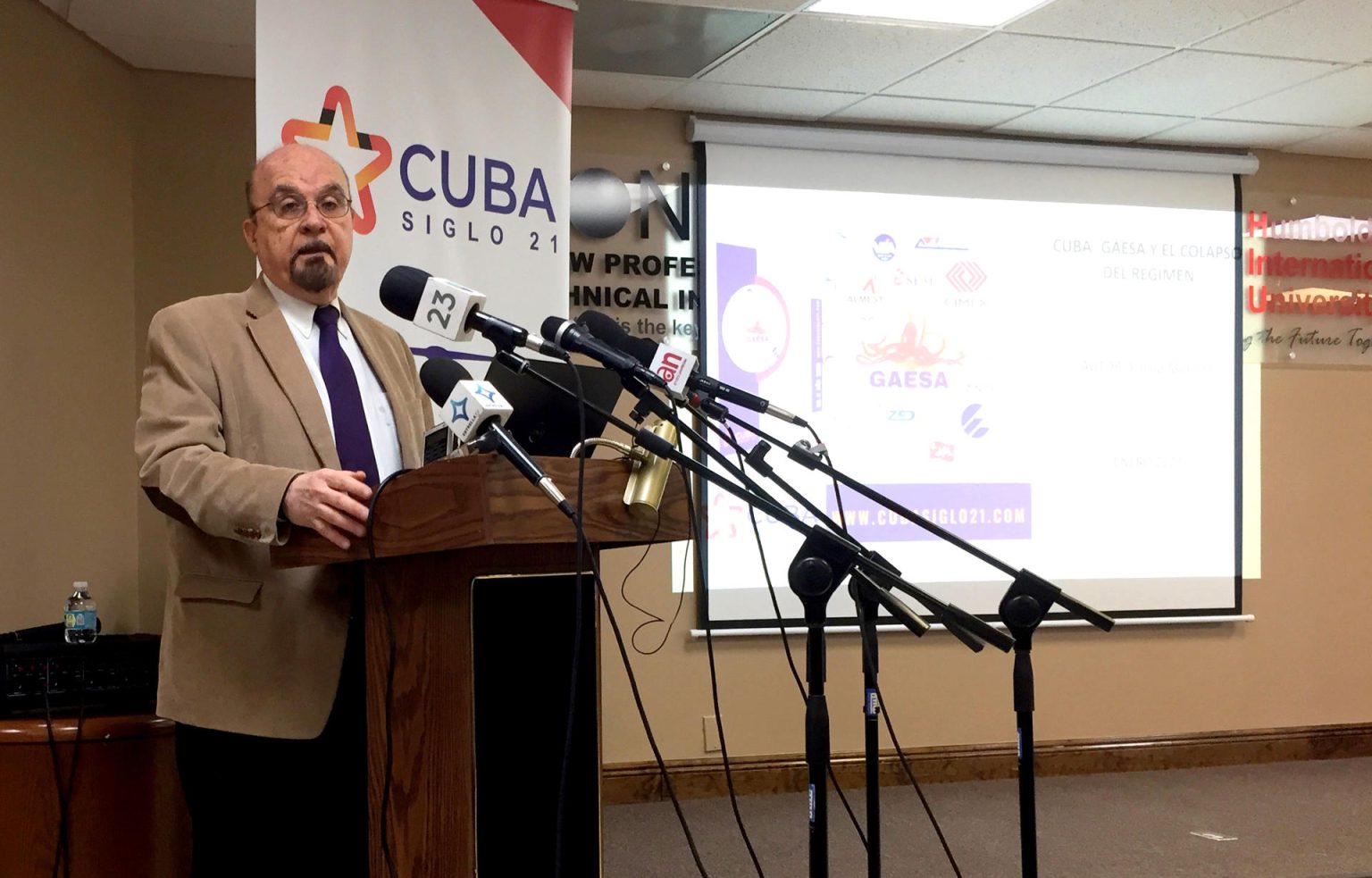 El analista e historiador Juan Antonio Blanco habla durante la primera conferencia de prensa de la recién creada entidad Cuba Siglo 21, hoy, en la Universidad Humbolt en Miami, Florida (EE.UU.). EFE/ Ana Mengotti