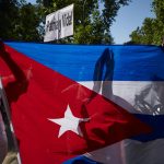 Vista de la bandera de Cuba en una manifestación. EFE/Luca Piergiovanni