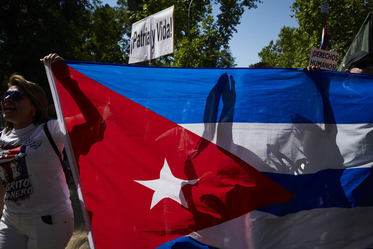 Vista de la bandera de Cuba en una manifestación. EFE/Luca Piergiovanni