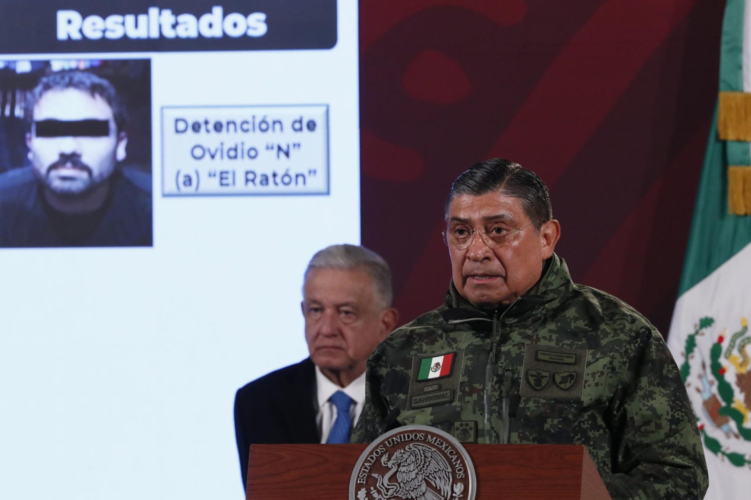 El secretario de la Defensa Nacional, Luis Cresencio Sandoval, habla hoy, durante una conferencia de prensa matutina en el Palacio Nacional de Ciudad de México (México). EFE/ José Méndez