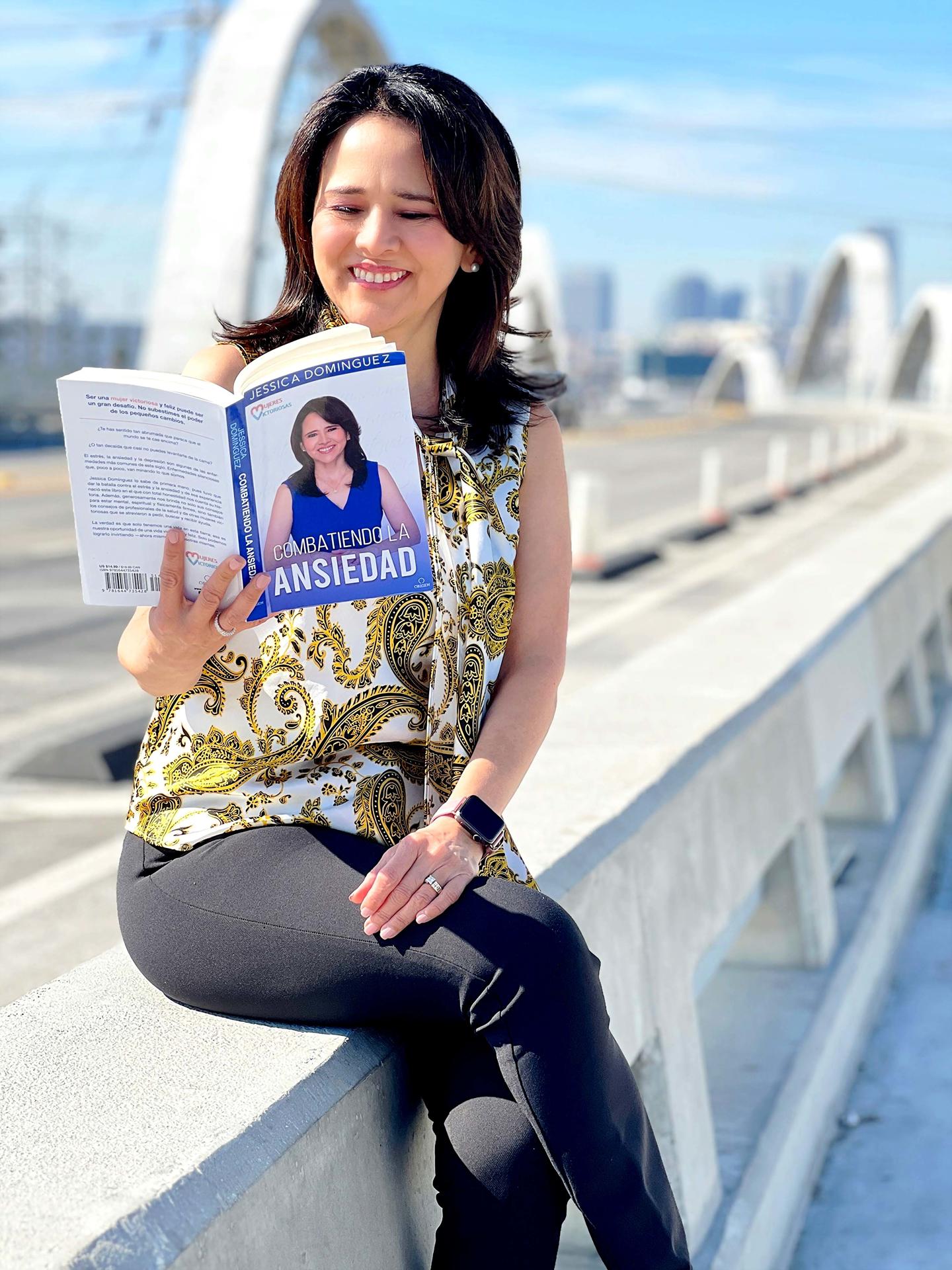 Fotografía personal cedida donde aparece la abogada peruana Jessica Domínguez mientras posa hojeando su nuevo libro "Combatiendo la Ansiedad", publicado por la editorial Origen de Penguin Random House. EFE/Álbum Jessica Domínguez /SOLO USO EDITORIAL/NO VENTAS/SOLO DISPONIBLE PARA ILUSTRAR LA NOTICIA QUE ACOMPAÑA/CRÉDITO OBLIGATORIO