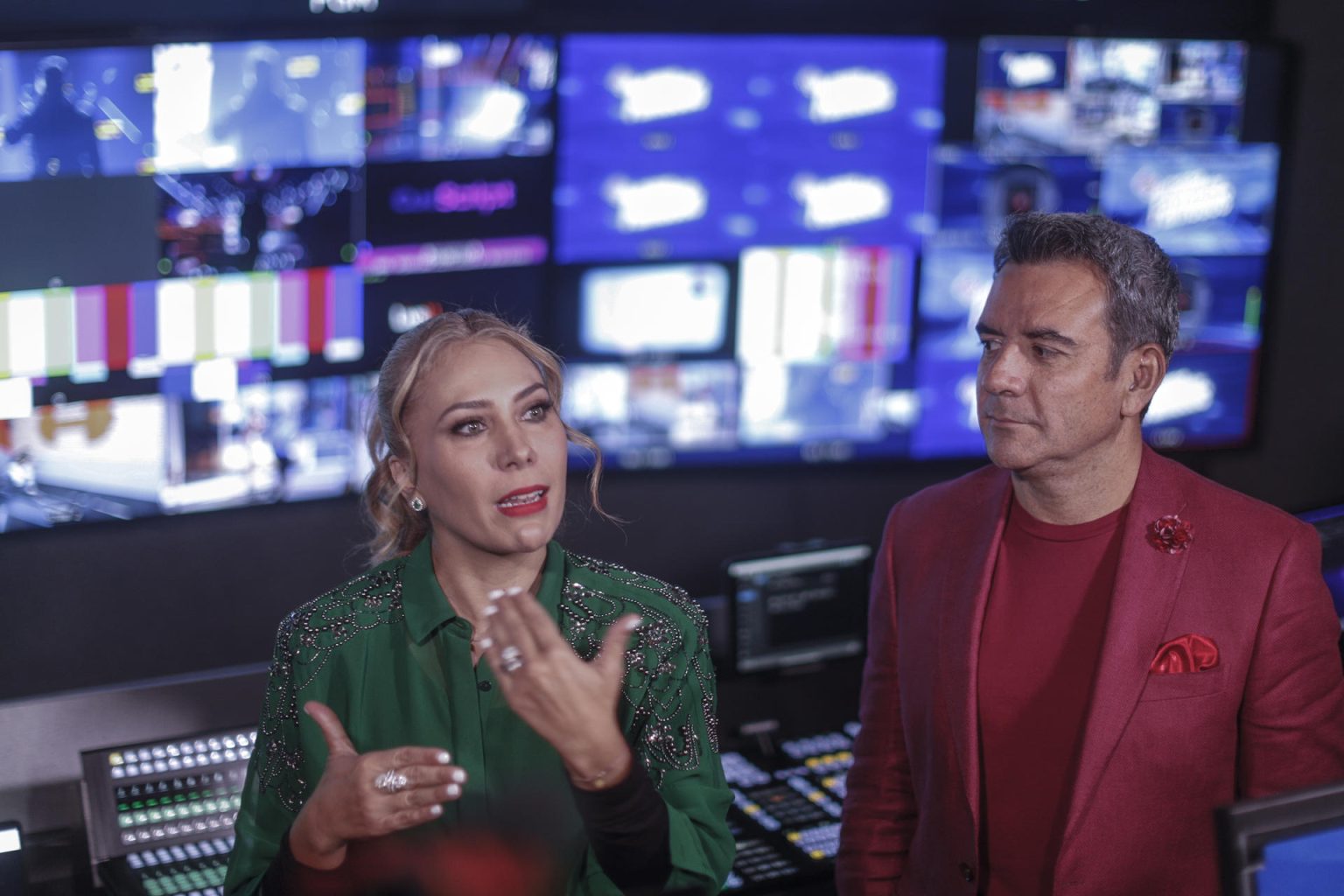 Los conductores de televisión, Héctor Sandarti (d) y Jimena Gállego muestran las instalaciones del reality show "La Casa de los Famosos", durante un recorrido realizado, el 12 de enero de 2023, en Ciudad de México (México).  EFE/Isaac Esquivel