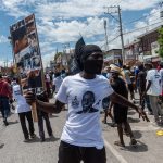 Fotografía de archivo de un hombre que participa de una protesta que pide justicia por el asesinato del presidente Jovenel Moïsehoy, durante el aniversario de su magnicidio, , en Puerto Príncipe (Haití). EFE/ Johnson Sabin