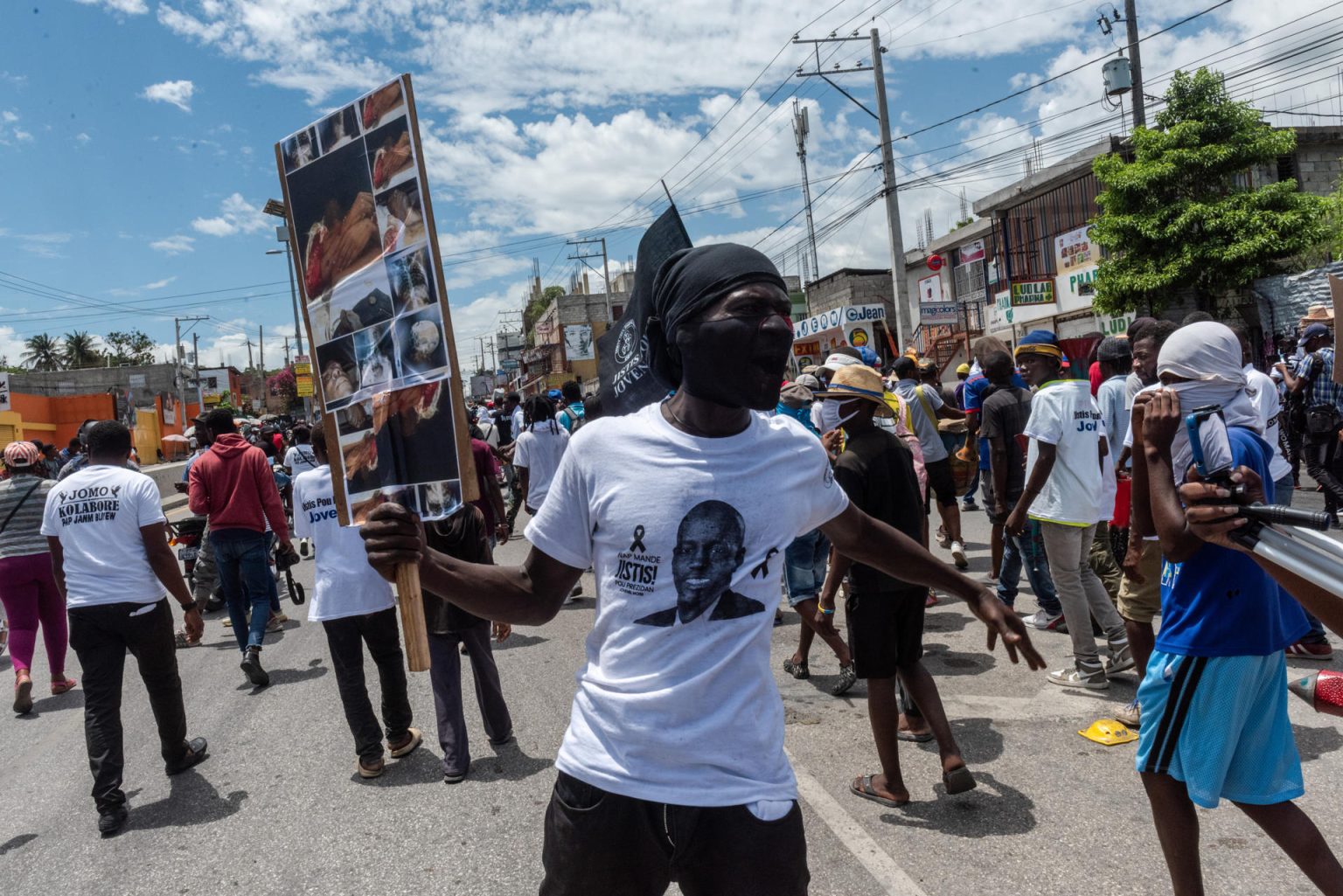 Fotografía de archivo de un hombre que participa de una protesta que pide justicia por el asesinato del presidente Jovenel Moïsehoy, durante el aniversario de su magnicidio, , en Puerto Príncipe (Haití). EFE/ Johnson Sabin