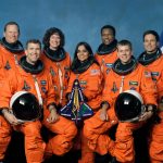 Fotografía cedida por la NASA de un retrato oficial de los siete miembros de la tripulación del STS-107 que viajaban en el vuelo 28 del transbordador espacial Columbia, (sentados de izq. a dcha.) los astronautas Rick D. Husband, comandante de la misión; Kalpana Chawla, especialista en misiones; y William C. McCool, piloto; (de pie de izq. a dcha.) David M. Brown, Laurel B. Clark y Michael P. Anderson, todos especialistas en misiones; e Ilan Ramon, especialista en carga útil, en representación de la Agencia Espacial Israelí. EFE/ Nasa / SOLO USO EDITORIAL/ SOLO DISPONIBLE PARA ILUSTRAR LA NOTICIA QUE ACOMPAÑA (CRÉDITO OBLIGATORIO)