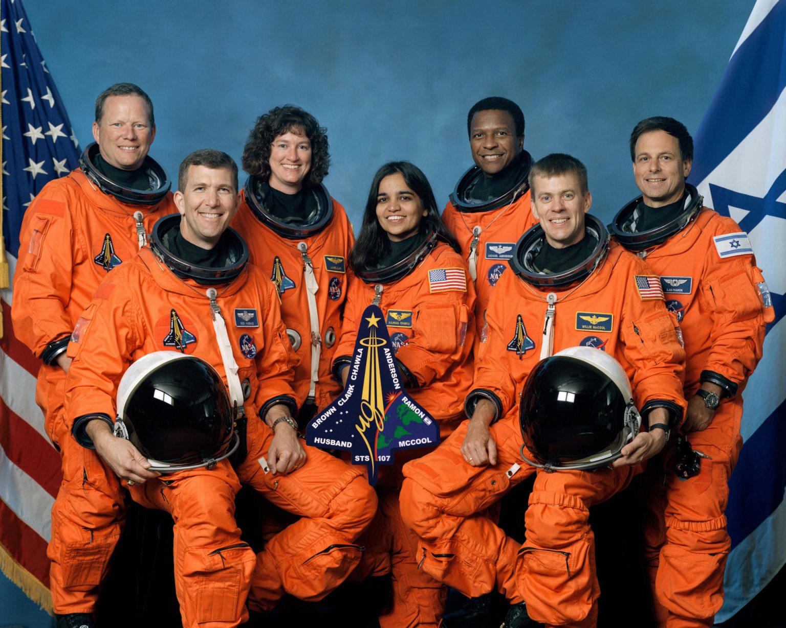 Fotografía cedida por la NASA de un retrato oficial de los siete miembros de la tripulación del STS-107 que viajaban en el vuelo 28 del transbordador espacial Columbia, (sentados de izq. a dcha.) los astronautas Rick D. Husband, comandante de la misión; Kalpana Chawla, especialista en misiones; y William C. McCool, piloto; (de pie de izq. a dcha.) David M. Brown, Laurel B. Clark y Michael P. Anderson, todos especialistas en misiones; e Ilan Ramon, especialista en carga útil, en representación de la Agencia Espacial Israelí. EFE/ Nasa / SOLO USO EDITORIAL/ SOLO DISPONIBLE PARA ILUSTRAR LA NOTICIA QUE ACOMPAÑA (CRÉDITO OBLIGATORIO)