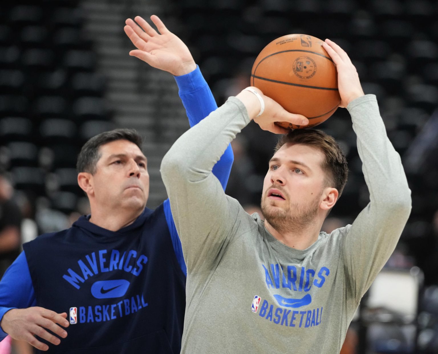 Fotografía de archivo de Luka Doncic de los Dallas Mavericks (d). EFE/ George Frey