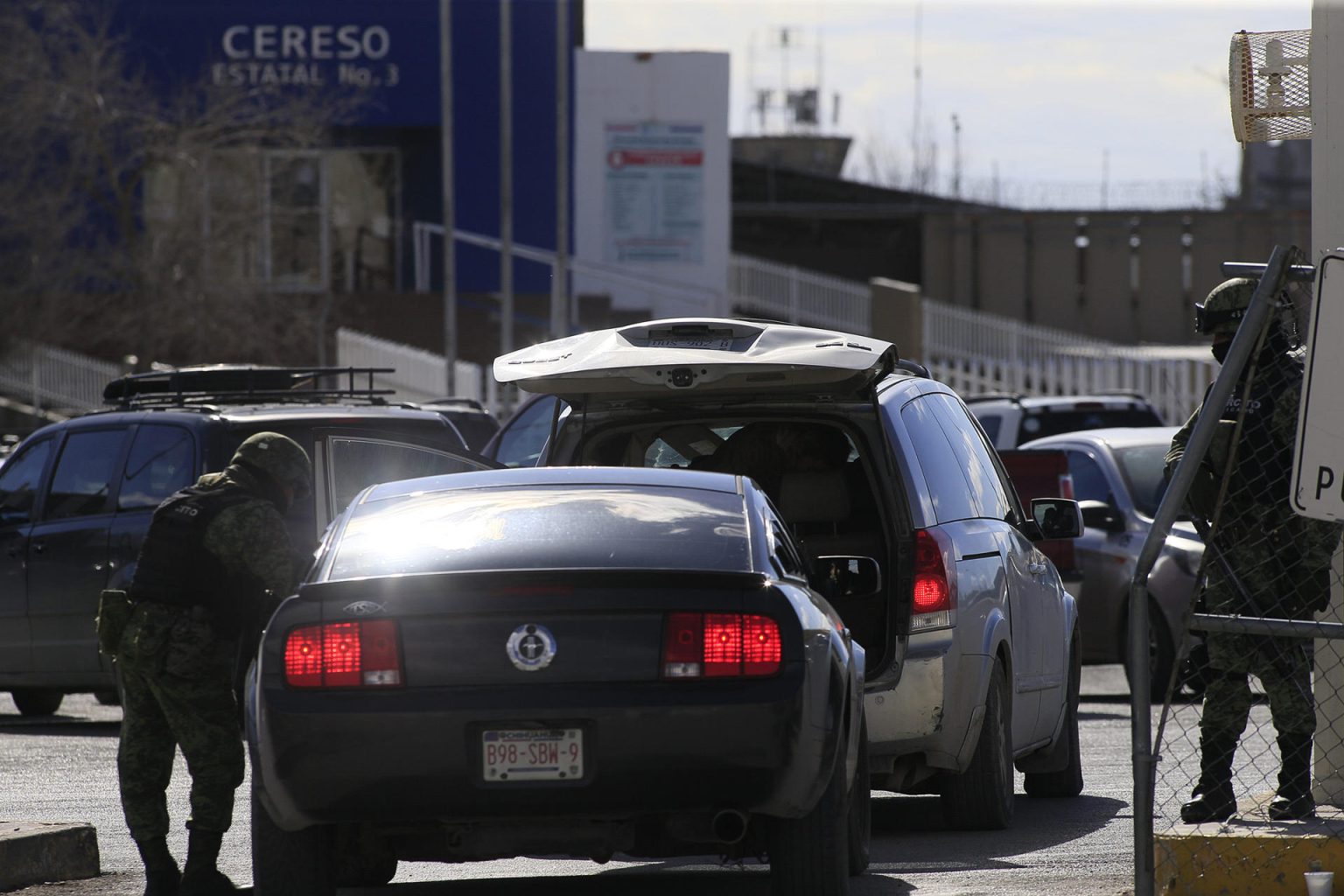 Integrantes del Ejercito Mexicano refuerzan la seguridad hoy, en la zona del penal donde se registró una fuga y un motín, en Ciudad Juárez, estado de Chihuahua (México). EFE/Luis Torres.