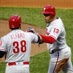 Fotografía de archivo en al que se registró al beisbolista colombiano Jorge Alfaro (i) al actuar para los Filis de Filadelfia, durante un partido de la MLB, en el estadio Fenway Park, en Boston (Massachusetts, EE.UU.). EFE/CJ Gunther