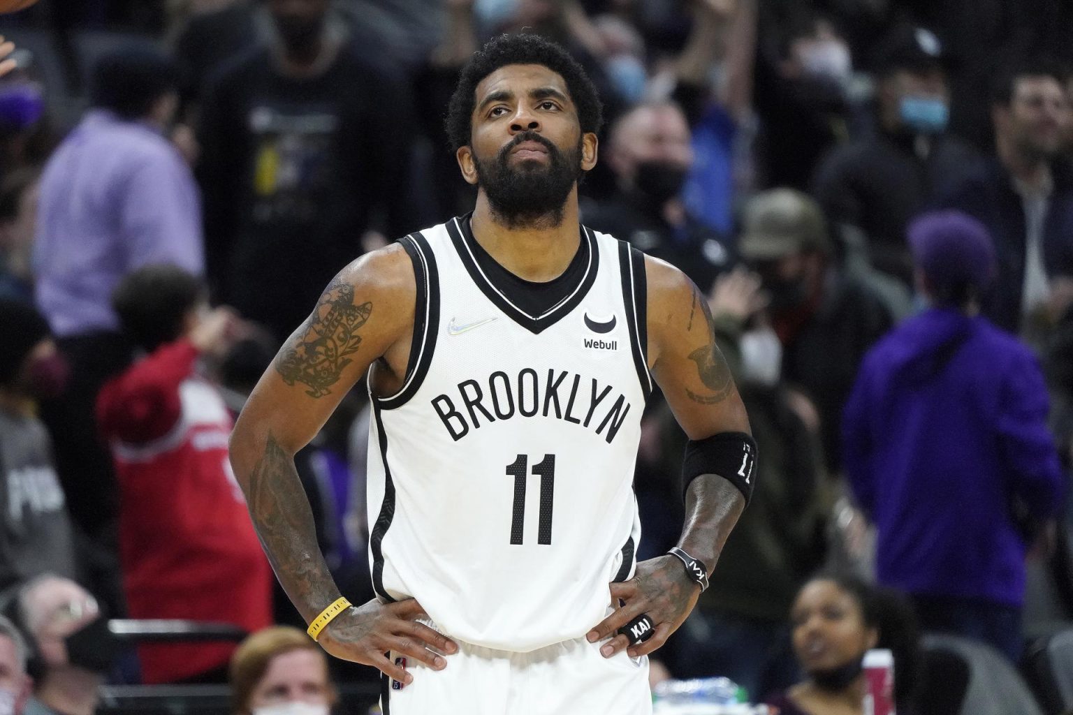 Fotografía de archivo en la que se registró a Kyrie Irving, base estrella de los Nets de Brooklyn, quien aportó 27 puntos y guió la victoria de su equipo 139-103 sobre los Spurs de San Antonio. EFE/John G. Mabanglo