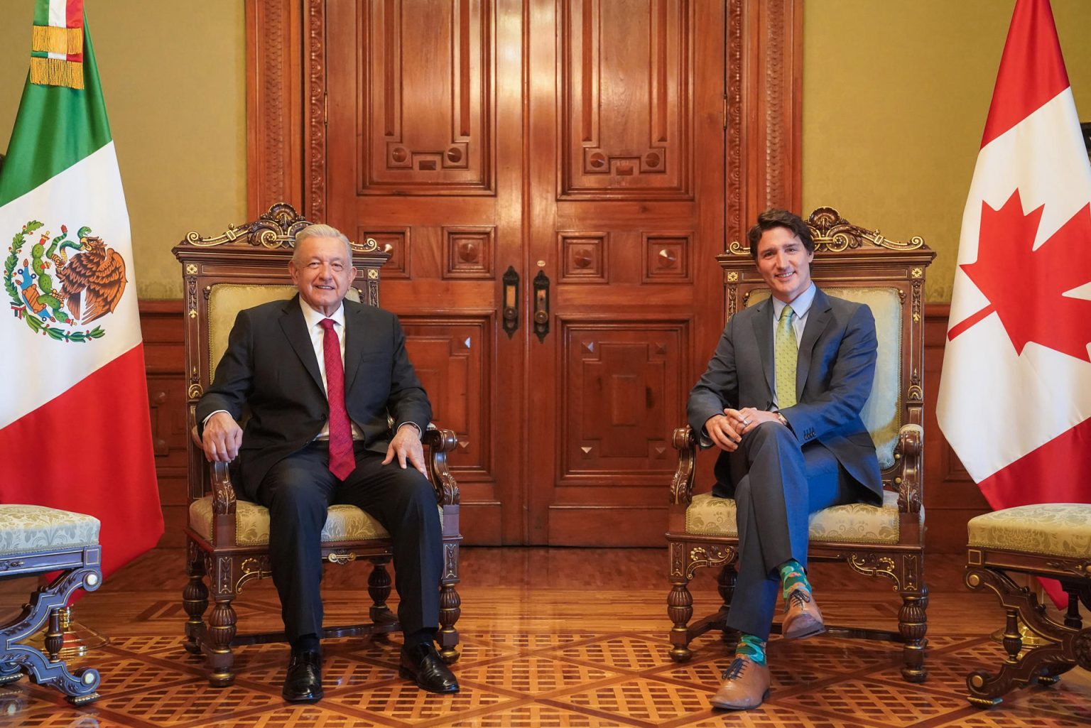 Fotografía cedida hoy, por la Presidencia de México, donde se observa al presidente de México, Andrés Manuel López Obrador (i) y al primer ministro de Canadá, Justin Trudeau (d), durante una reunión hoy, en el Palacio Nacional de Ciudad de México (México). EFE/ Presidencia de México /SOLO USO EDITORIAL/SOLO DISPONIBLE PARA ILUSTRAR LA NOTICIA QUE ACOMPAÑA (CRÉDITO OBLIGATORIO)