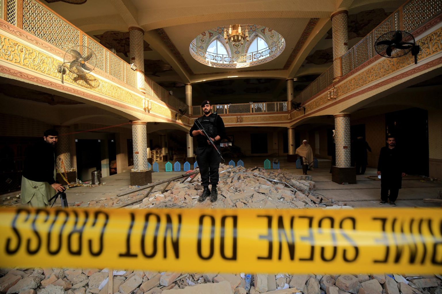 -FOTODELDÍA- PESHAWAR PAKISTÁN), 31/01/2023.- Un policía paquistaní monta guardia en el interior de una mezquita, este martes en Peshawar, tras un ataque suicida ayer. Las autoridades de Pakistán elevaron este martes a cien el número de muertos y situaron en 53 los heridos hospitalizados, en su mayoría funcionarios de Policía, tras el atentado suicida cometido ayer en una mezquita en el noroeste paquistaní, uno de los peores atentados contra las fuerzas de seguridad en este país. EFE/EPA/ARSHAD ARBAB