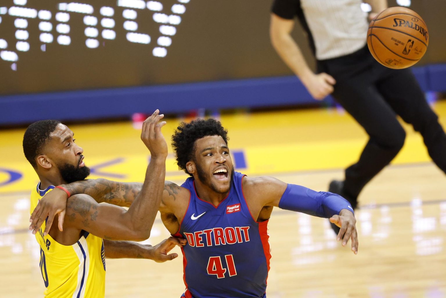 Fotografía de archivo en la que se registró Saddiq Bey (d), alero de los Pistons de Detroit, quien anotó el triple que le dio la victoria a su equipo 122-119 sobre los Warriors de Golden State. EFE/John G. Mabanglo