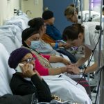 Fotografía de archivo donde se observa a personal de salud atendiendo a pacientes con cáncer en un hospital de especialidades en la ciudad de Guadalajara, en Jalisco (México). EFE/Carlos Zepeda