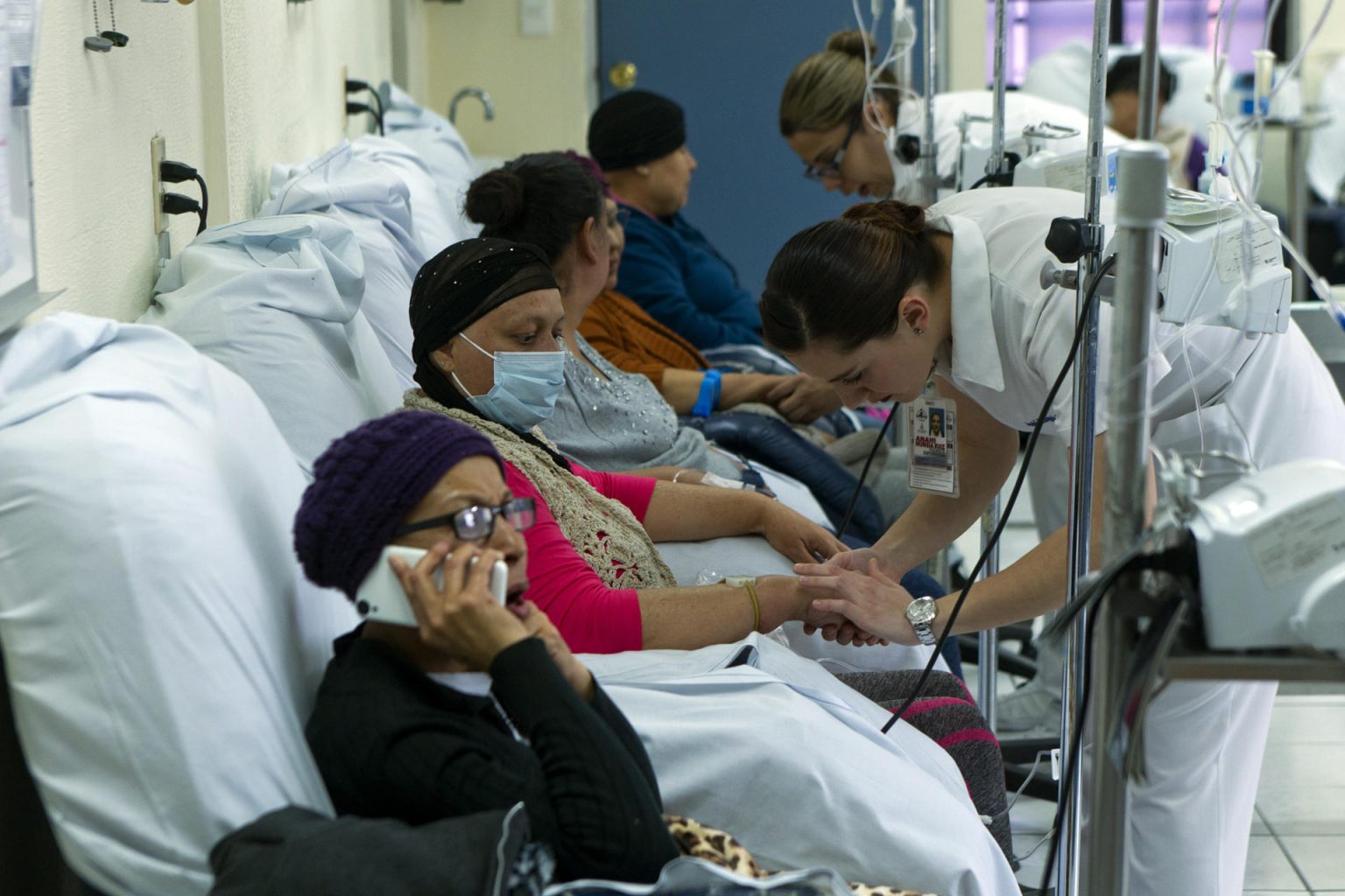 Fotografía de archivo donde se observa a personal de salud atendiendo a pacientes con cáncer en un hospital de especialidades en la ciudad de Guadalajara, en Jalisco (México). EFE/Carlos Zepeda