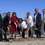 (De izq. a der.) La administradora regional de la Agencia de Protección Ambiental, Lisa García; el secretario adjunto para Obras Civiles del Ejército, Michael Connor; la comisionada residente en Washington, Jenniffer González; la presidenta del G8, Lucy Cruz; el miembro del Proyecto ENLACE del Caño Martín Peña, Mario Núñez; el gobernador de Puerto Rico, Pedro Pierluisi; el alcalde de San Juan, Miguel Romero, y el comandante del Ejército estadounidense, el coronel James Booth, dan las palas de inicio del proyecto de restauración del Caño Martín Peña hoy martes en la zona en San Juan, Puerto Rico. EFE/Thais Llorca