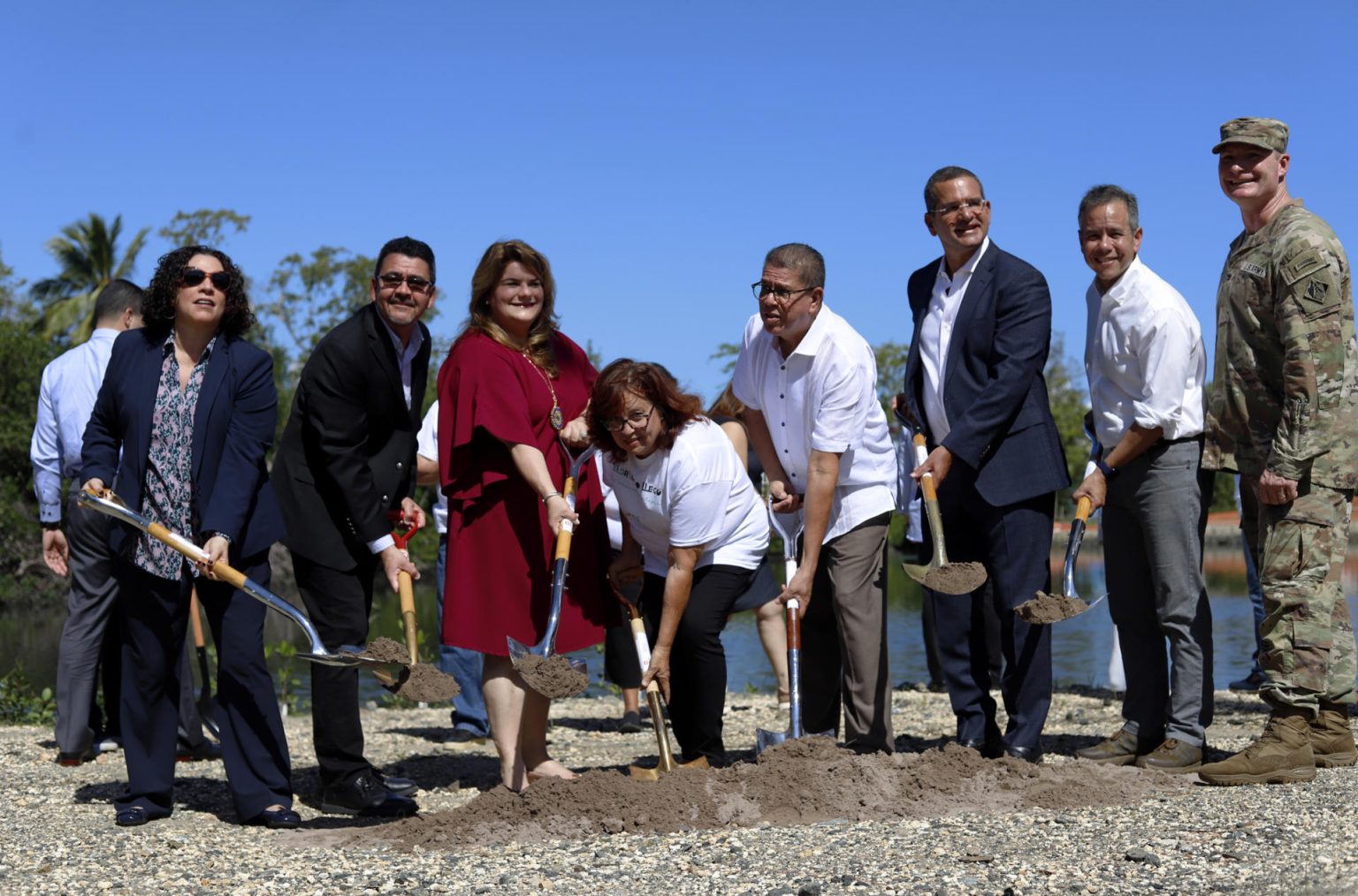 (De izq. a der.) La administradora regional de la Agencia de Protección Ambiental, Lisa García; el secretario adjunto para Obras Civiles del Ejército, Michael Connor; la comisionada residente en Washington, Jenniffer González; la presidenta del G8, Lucy Cruz; el miembro del Proyecto ENLACE del Caño Martín Peña, Mario Núñez; el gobernador de Puerto Rico, Pedro Pierluisi; el alcalde de San Juan, Miguel Romero, y el comandante del Ejército estadounidense, el coronel James Booth, dan las palas de inicio del proyecto de restauración del Caño Martín Peña hoy martes en la zona en San Juan, Puerto Rico. EFE/Thais Llorca