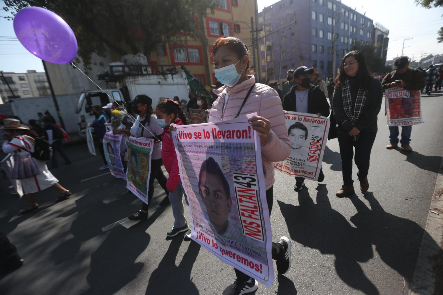Activistas, familiares y compañeros de los 43 estudiantes desaparecidos de la Escuela Normal "Isidro Burgos" de Ayotzinapa participan en una marcha en Ciudad de México (México). Imagen de archivo. EFE/Sáshenka Gutiérrez