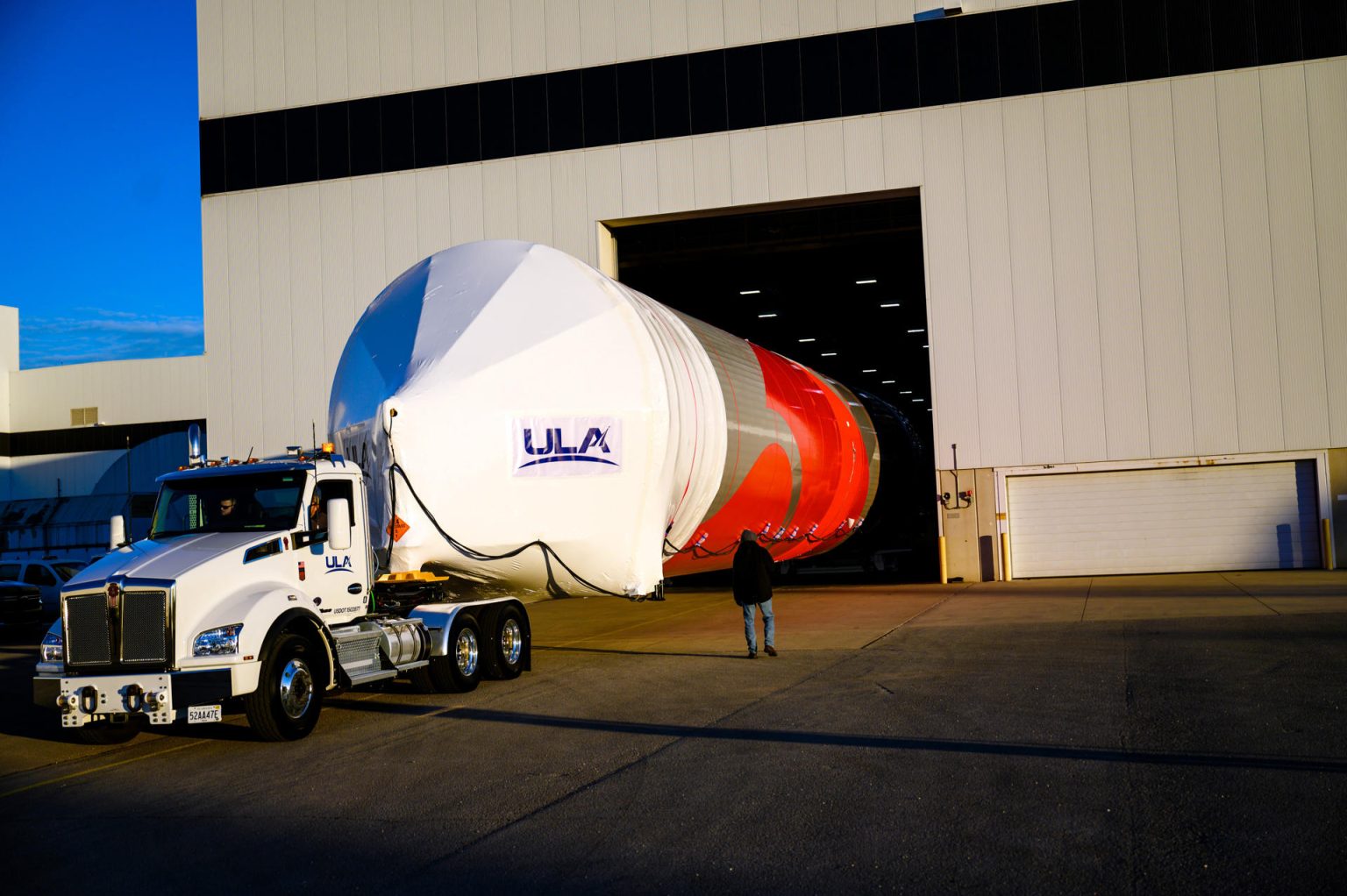 Fotografía cedida por United Launch Alliance (ULA) donde se muestra su cohete reutilizable Vulcan Centaur camino a la Estación de la Fuerza Espacial de Cabo Cañaveral en Florida este martes desde la fábrica de cohetes de la empresa en Decatur, Alabama. EFE/ULA /SOLO USO EDITORIAL /NO VENTAS /SOLO DISPONIBLE PARA ILUSTRAR LA NOTICIA QUE ACOMPAÑA /CRÉDITO OBLIGATORIO